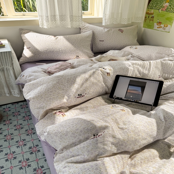 91家纺网 家纺一手货源 找家纺 优兰朵  2025新款超柔云感木棉印花小清新四件套 开心女孩-紫