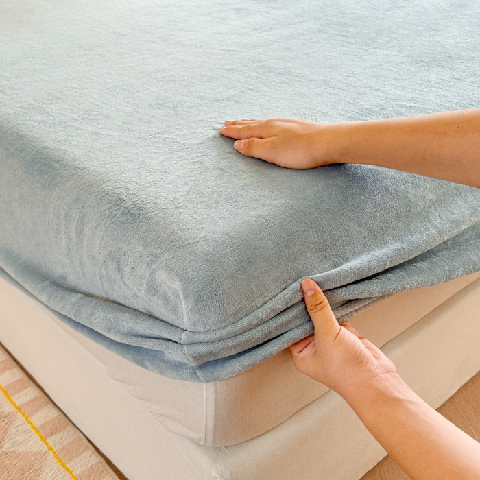 91家纺网 家纺一手货源 找家纺 眠博士 2025新款简约牛奶绒纯色单床笠 牛奶绒床笠-雾霾蓝