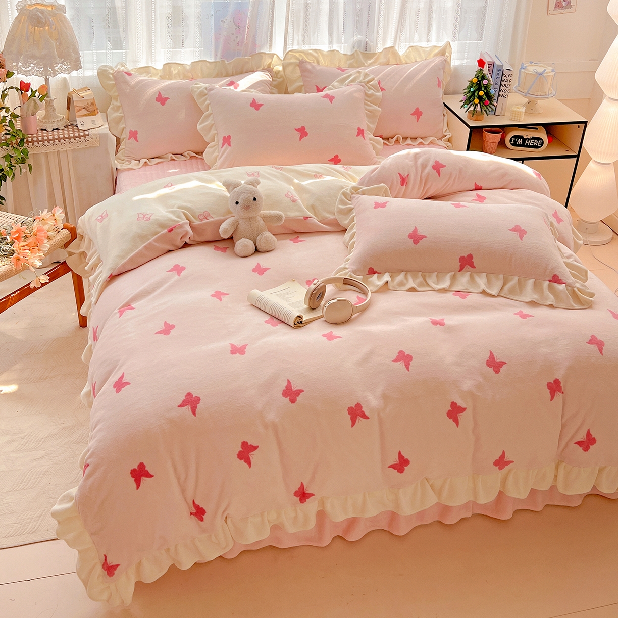 91家纺网 家纺一手货源 找家纺 麦朵家居 2025新款10斤重床盖款花边牛奶绒四件套雕花绒法莱绒四件套兔兔绒四件套床三件套 梦蝶-粉