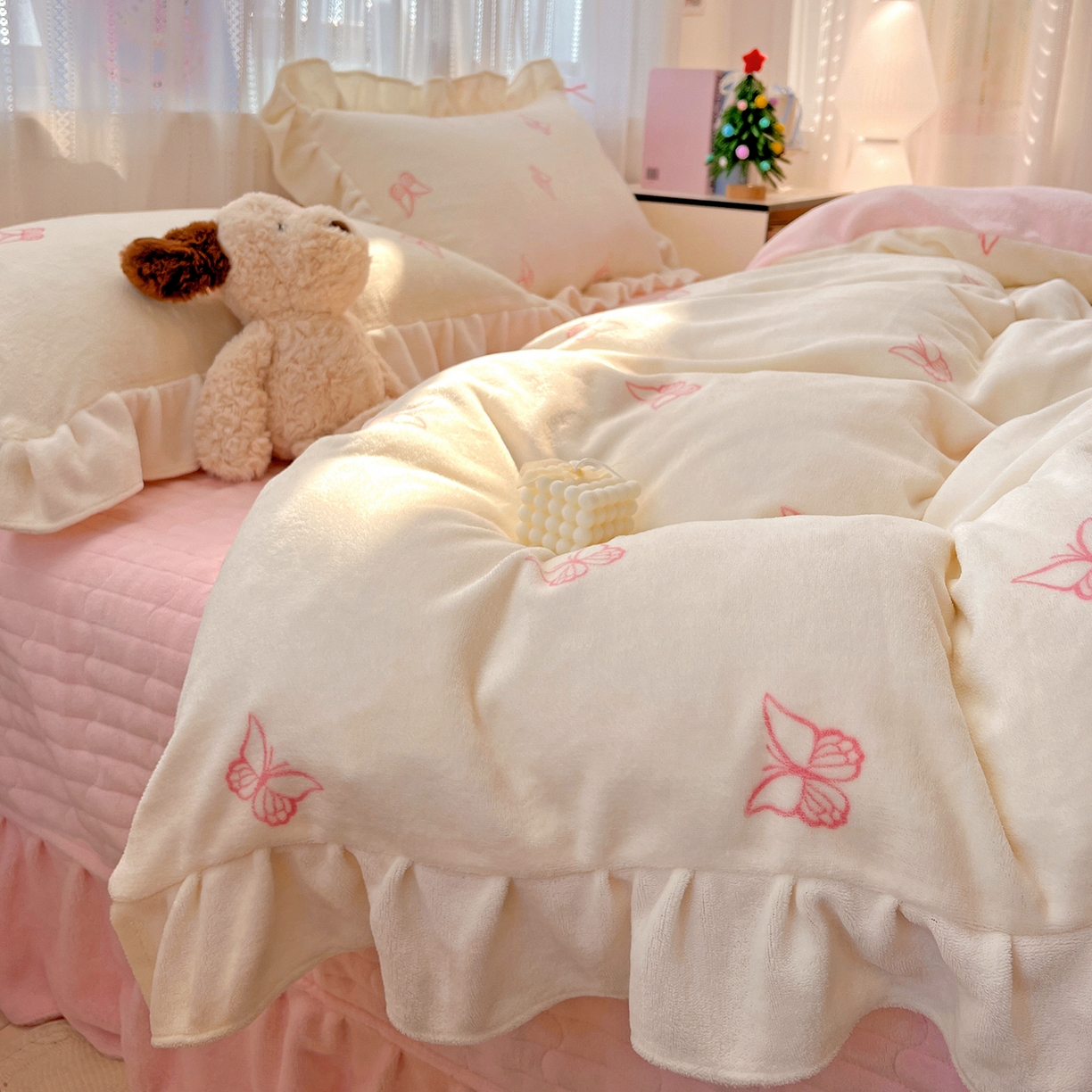 91家纺网 家纺一手货源 找家纺 （总）麦朵家居 2025新款10斤重床盖款花边牛奶绒四件套雕花绒法莱绒四件套兔兔绒四件套床三件套