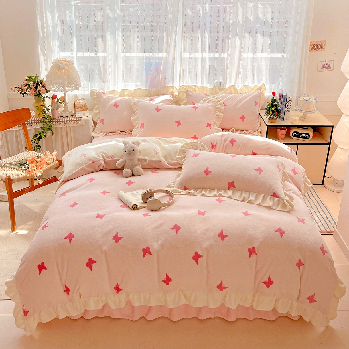 91家纺网 家纺一手货源 找家纺 麦朵家居 2025新款10斤重床盖款花边牛奶绒四件套雕花绒法莱绒四件套兔兔绒四件套床三件套 梦蝶-粉