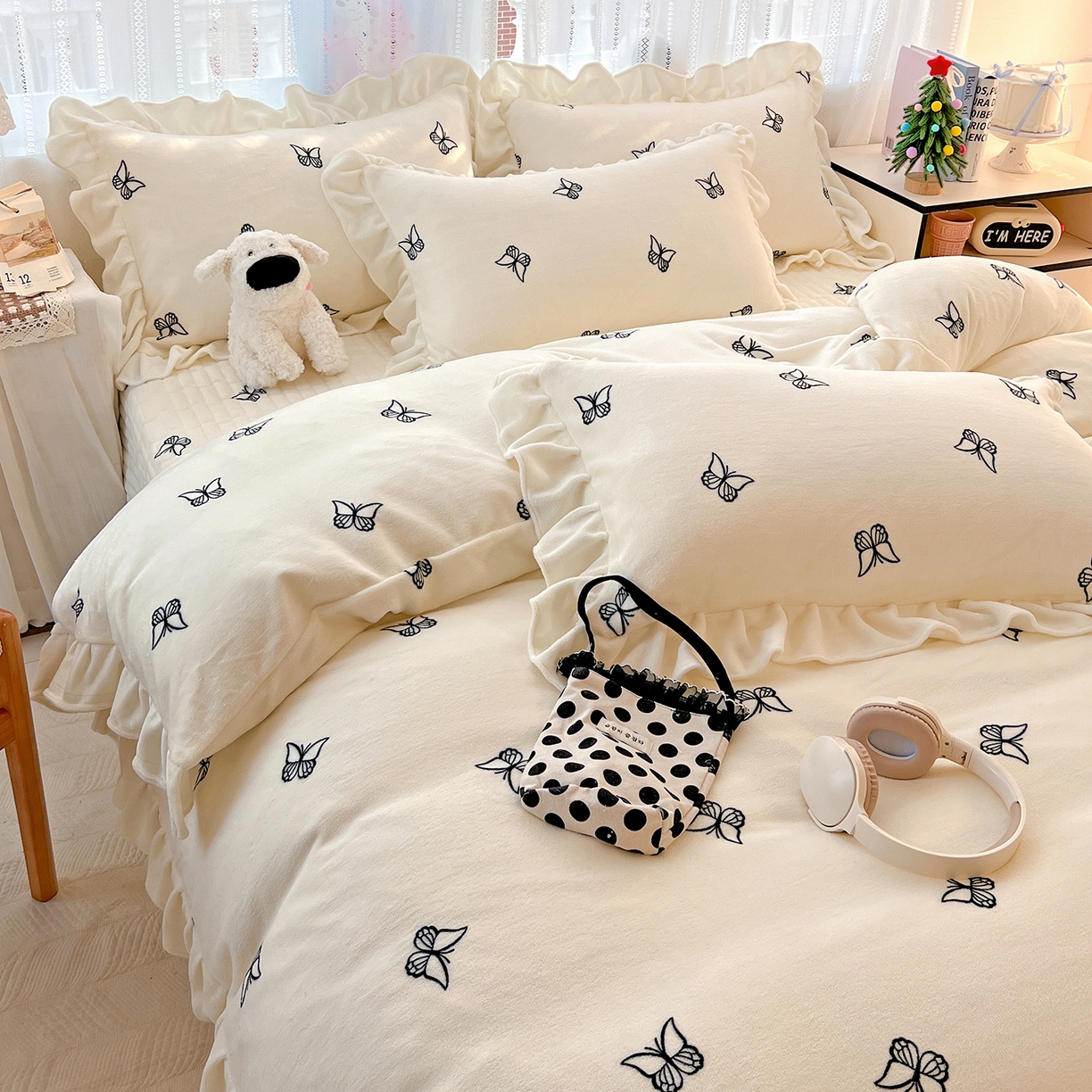 91家纺网 家纺一手货源 找家纺 麦朵家居 2025新款10斤重床盖款花边牛奶绒四件套雕花绒法莱绒四件套兔兔绒四件套床三件套 梦蝶-奶白