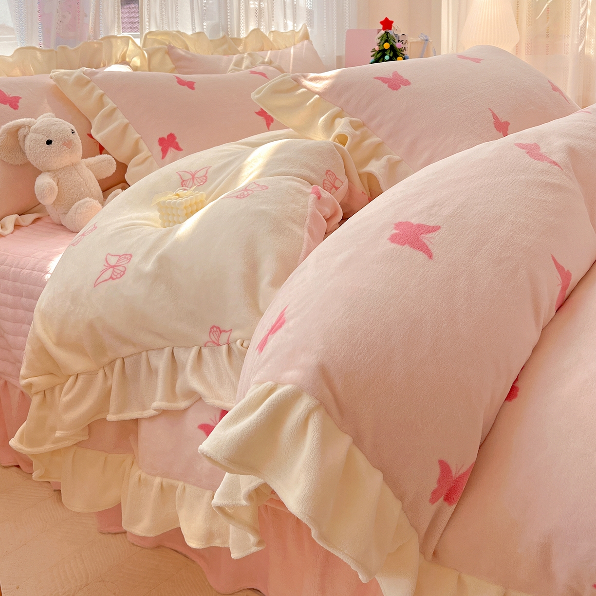 91家纺网 家纺一手货源 找家纺 麦朵家居 2025新款10斤重床盖款花边牛奶绒四件套雕花绒法莱绒四件套兔兔绒四件套床三件套 梦蝶-粉