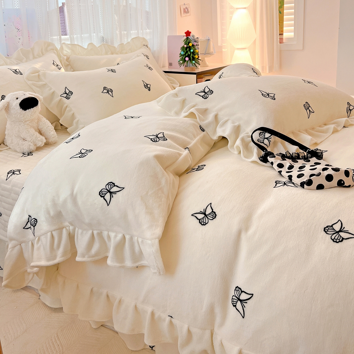 91家纺网 家纺一手货源 找家纺 麦朵家居 2025新款10斤重床盖款花边牛奶绒四件套雕花绒法莱绒四件套兔兔绒四件套床三件套 梦蝶-奶白