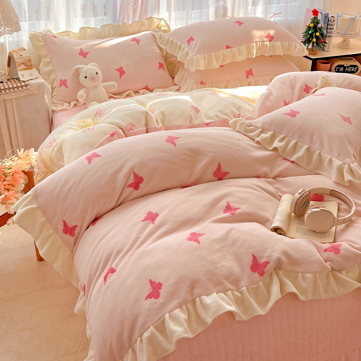 91家纺网 家纺一手货源 找家纺 麦朵家居 2025新款10斤重床盖款花边牛奶绒四件套雕花绒法莱绒四件套兔兔绒四件套床三件套 梦蝶-粉