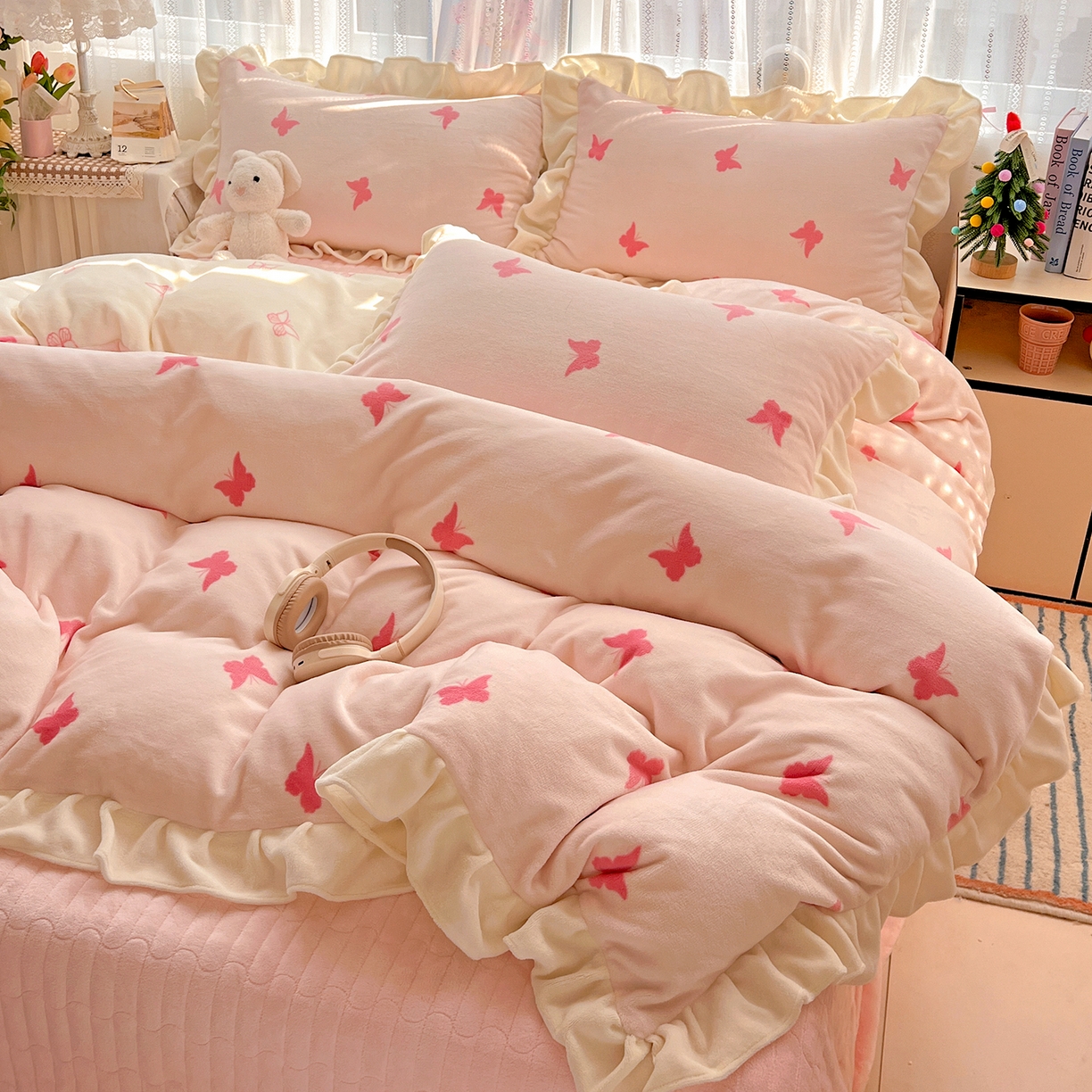 91家纺网 家纺一手货源 找家纺 麦朵家居 2025新款10斤重床盖款花边牛奶绒四件套雕花绒法莱绒四件套兔兔绒四件套床三件套 梦蝶-粉