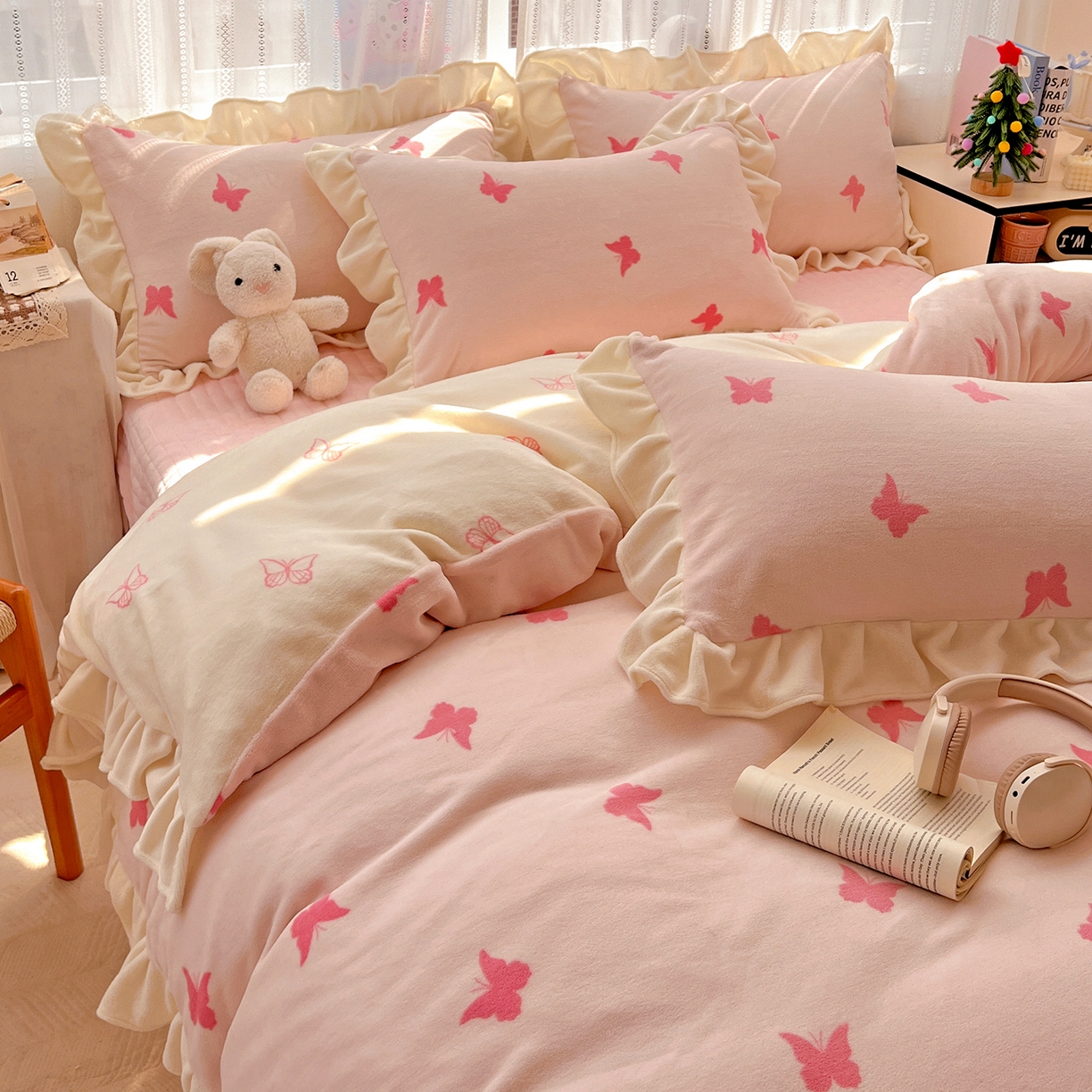 91家纺网 家纺一手货源 找家纺 麦朵家居 2025新款10斤重床盖款花边牛奶绒四件套雕花绒法莱绒四件套兔兔绒四件套床三件套 梦蝶-粉