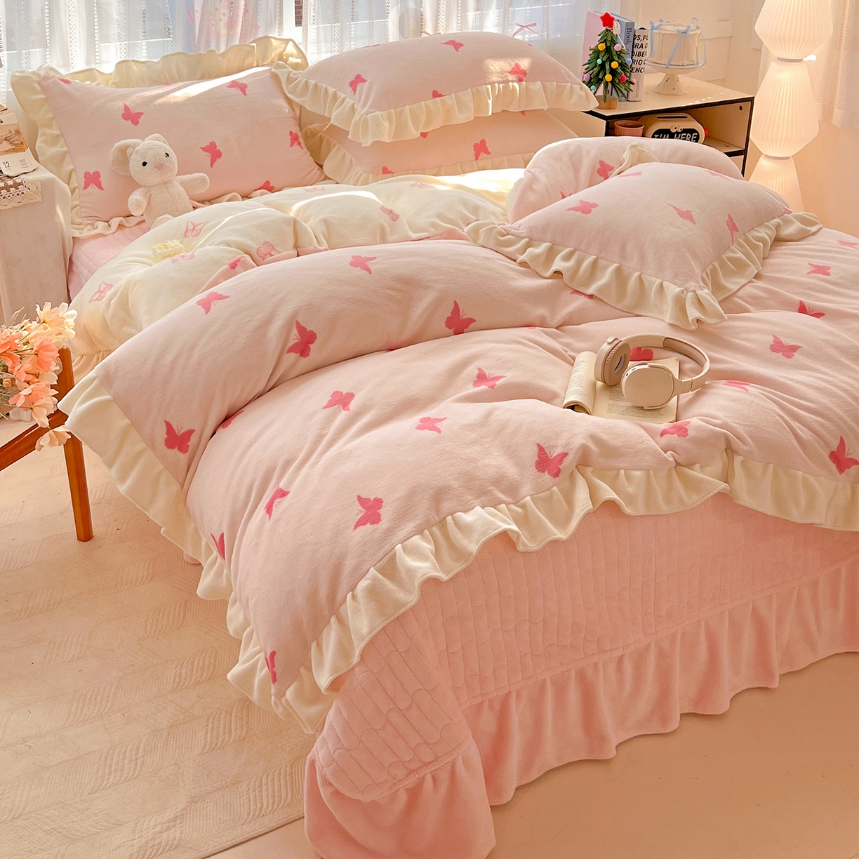 91家纺网 家纺一手货源 找家纺 麦朵家居 2025新款10斤重床盖款花边牛奶绒四件套雕花绒法莱绒四件套兔兔绒四件套床三件套 梦蝶-粉