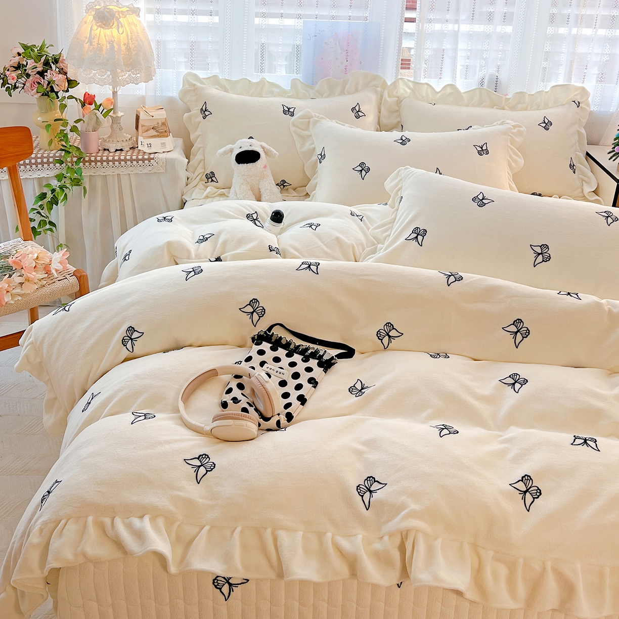 91家纺网 家纺一手货源 找家纺 麦朵家居 2025新款10斤重床盖款花边牛奶绒四件套雕花绒法莱绒四件套兔兔绒四件套床三件套 梦蝶-奶白