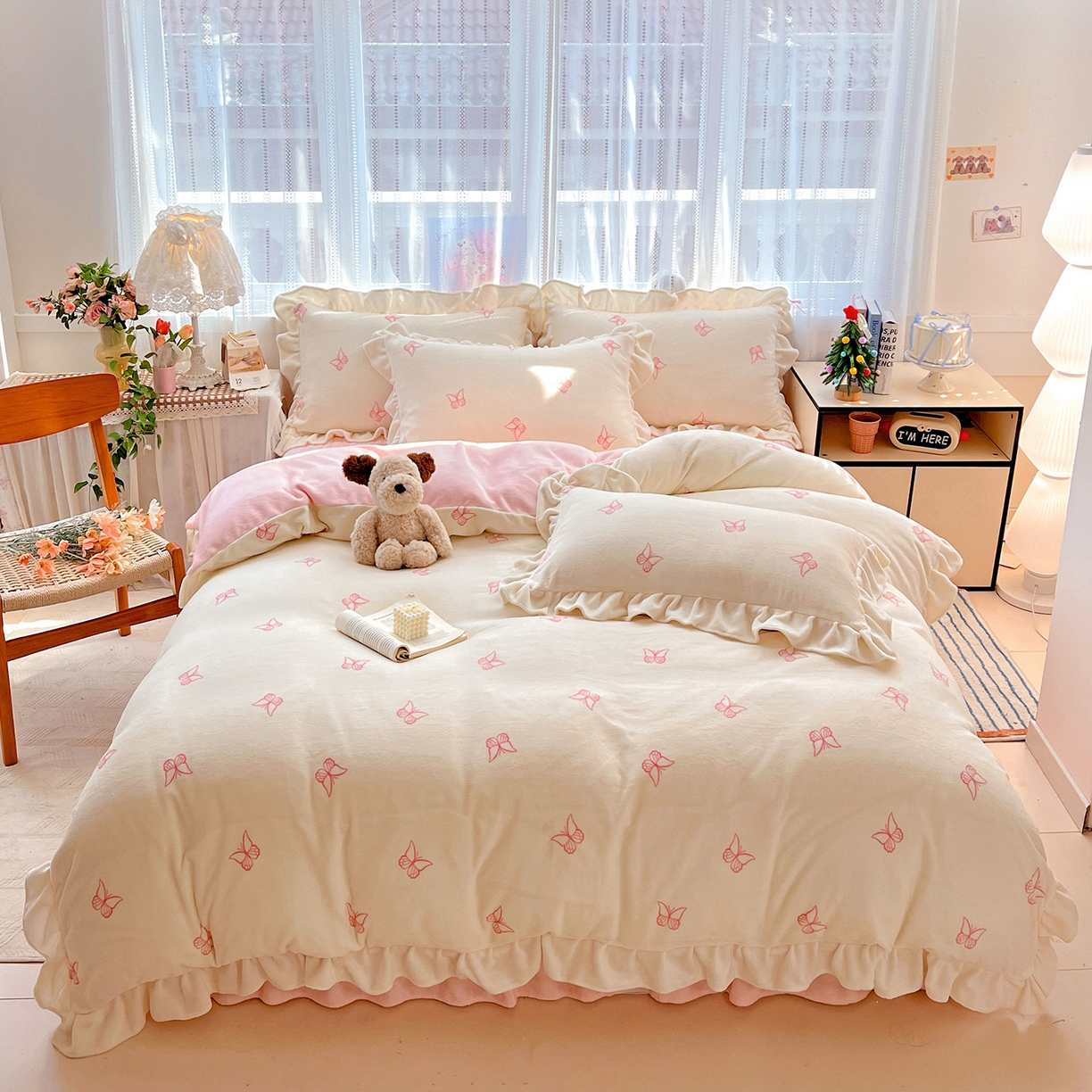 91家纺网 家纺一手货源 找家纺 麦朵家居 2025新款10斤重床盖款花边牛奶绒四件套雕花绒法莱绒四件套兔兔绒四件套床三件套 梦蝶-白粉