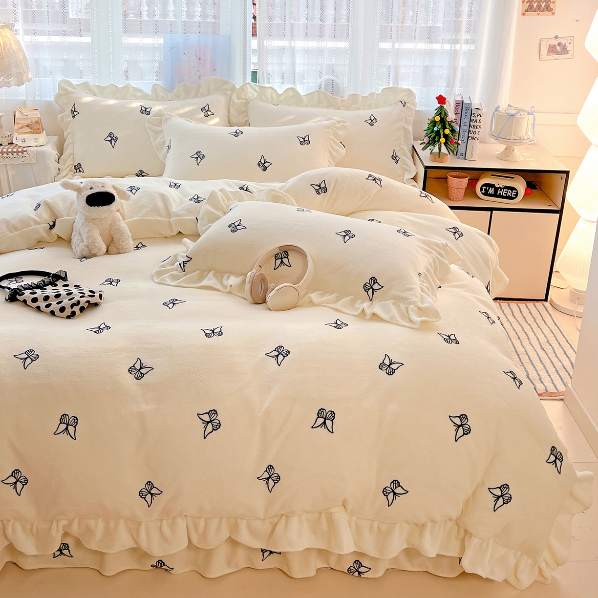 91家纺网 家纺一手货源 找家纺 麦朵家居 2025新款10斤重床盖款花边牛奶绒四件套雕花绒法莱绒四件套兔兔绒四件套床三件套 梦蝶-奶白