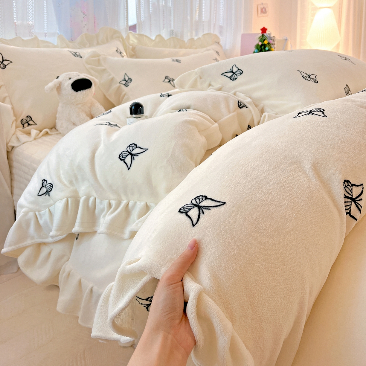 91家纺网 家纺一手货源 找家纺 麦朵家居 2025新款10斤重床盖款花边牛奶绒四件套雕花绒法莱绒四件套兔兔绒四件套床三件套 梦蝶-奶白