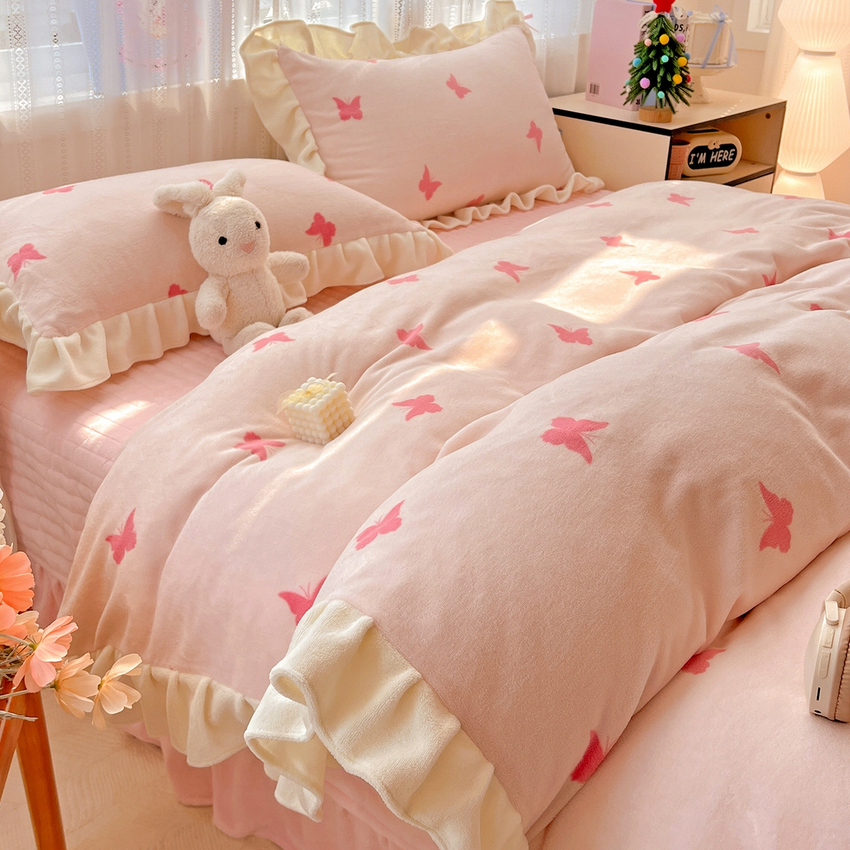 91家纺网 家纺一手货源 找家纺 麦朵家居 2025新款10斤重床盖款花边牛奶绒四件套雕花绒法莱绒四件套兔兔绒四件套床三件套 梦蝶-粉