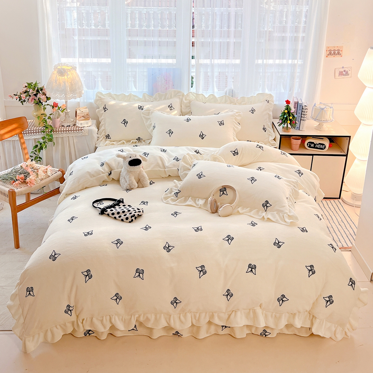 91家纺网 家纺一手货源 找家纺 麦朵家居 2025新款10斤重床盖款花边牛奶绒四件套雕花绒法莱绒四件套兔兔绒四件套床三件套 梦蝶-奶白