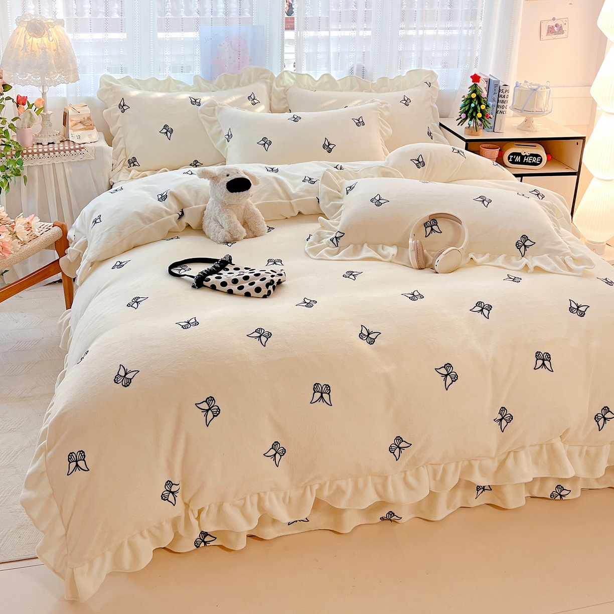 91家纺网 家纺一手货源 找家纺 麦朵家居 2025新款10斤重床盖款花边牛奶绒四件套雕花绒法莱绒四件套兔兔绒四件套床三件套 梦蝶-奶白