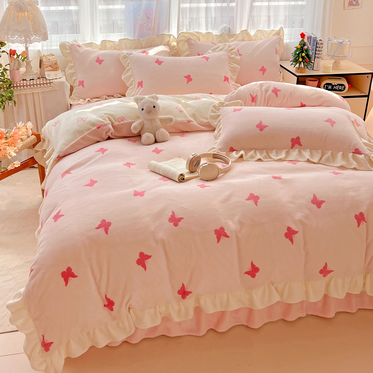 91家纺网 家纺一手货源 找家纺 麦朵家居 2025新款10斤重床盖款花边牛奶绒四件套雕花绒法莱绒四件套兔兔绒四件套床三件套 梦蝶-粉