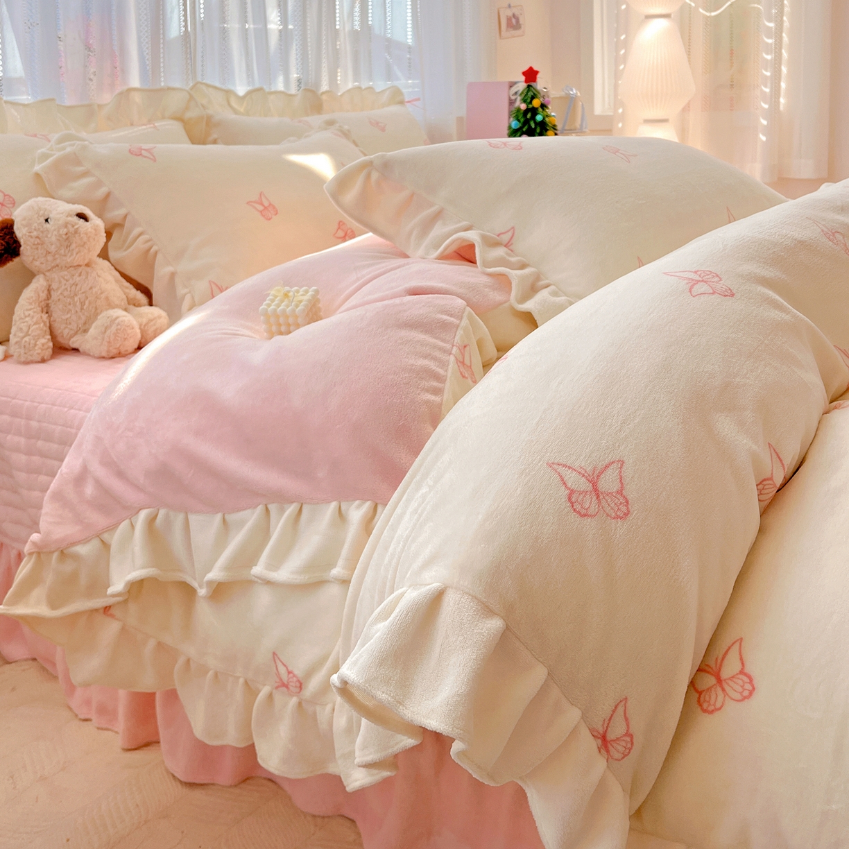 91家纺网 家纺一手货源 找家纺 麦朵家居 2025新款10斤重床盖款花边牛奶绒四件套雕花绒法莱绒四件套兔兔绒四件套床三件套 梦蝶-白粉