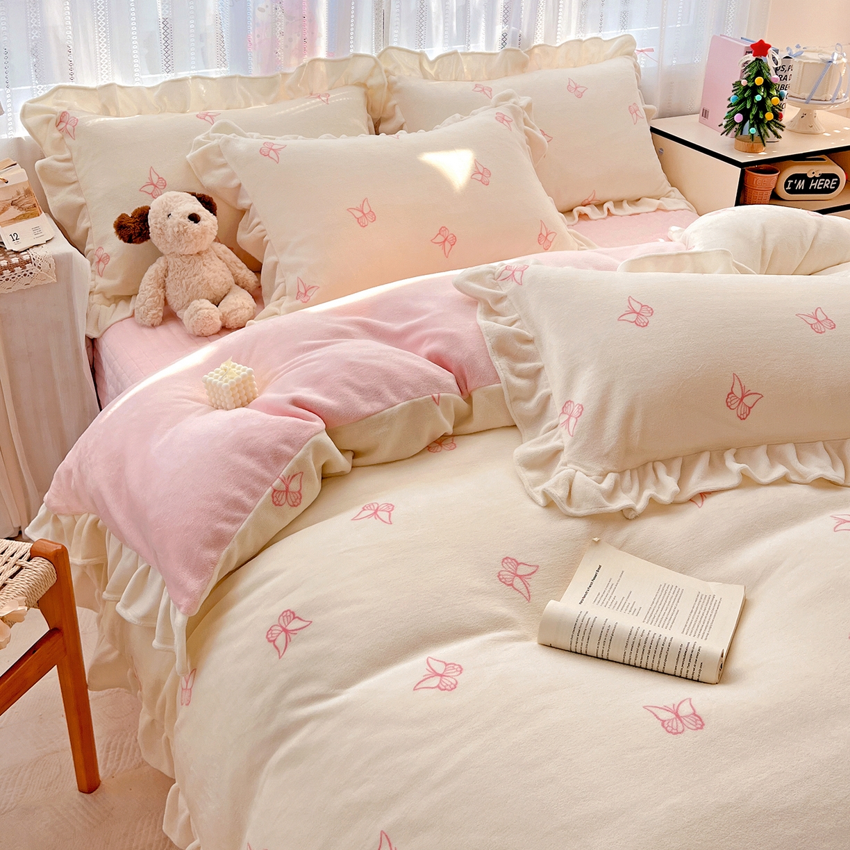 91家纺网 家纺一手货源 找家纺 麦朵家居 2025新款10斤重床盖款花边牛奶绒四件套雕花绒法莱绒四件套兔兔绒四件套床三件套 梦蝶-白粉