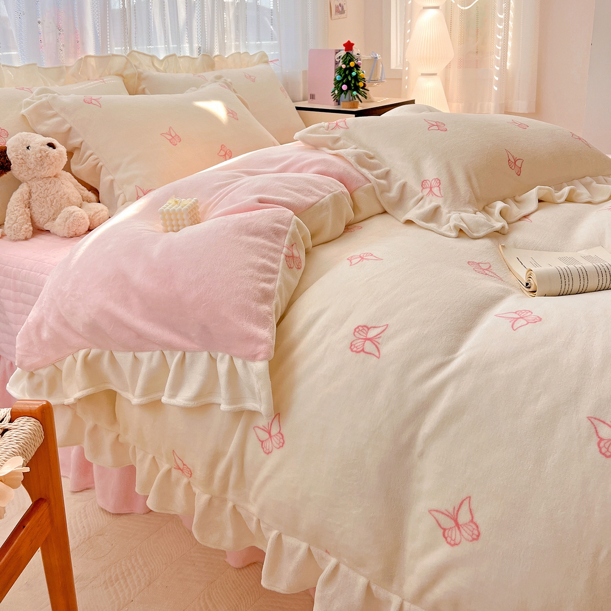 91家纺网 家纺一手货源 找家纺 麦朵家居 2025新款10斤重床盖款花边牛奶绒四件套雕花绒法莱绒四件套兔兔绒四件套床三件套 梦蝶-白粉