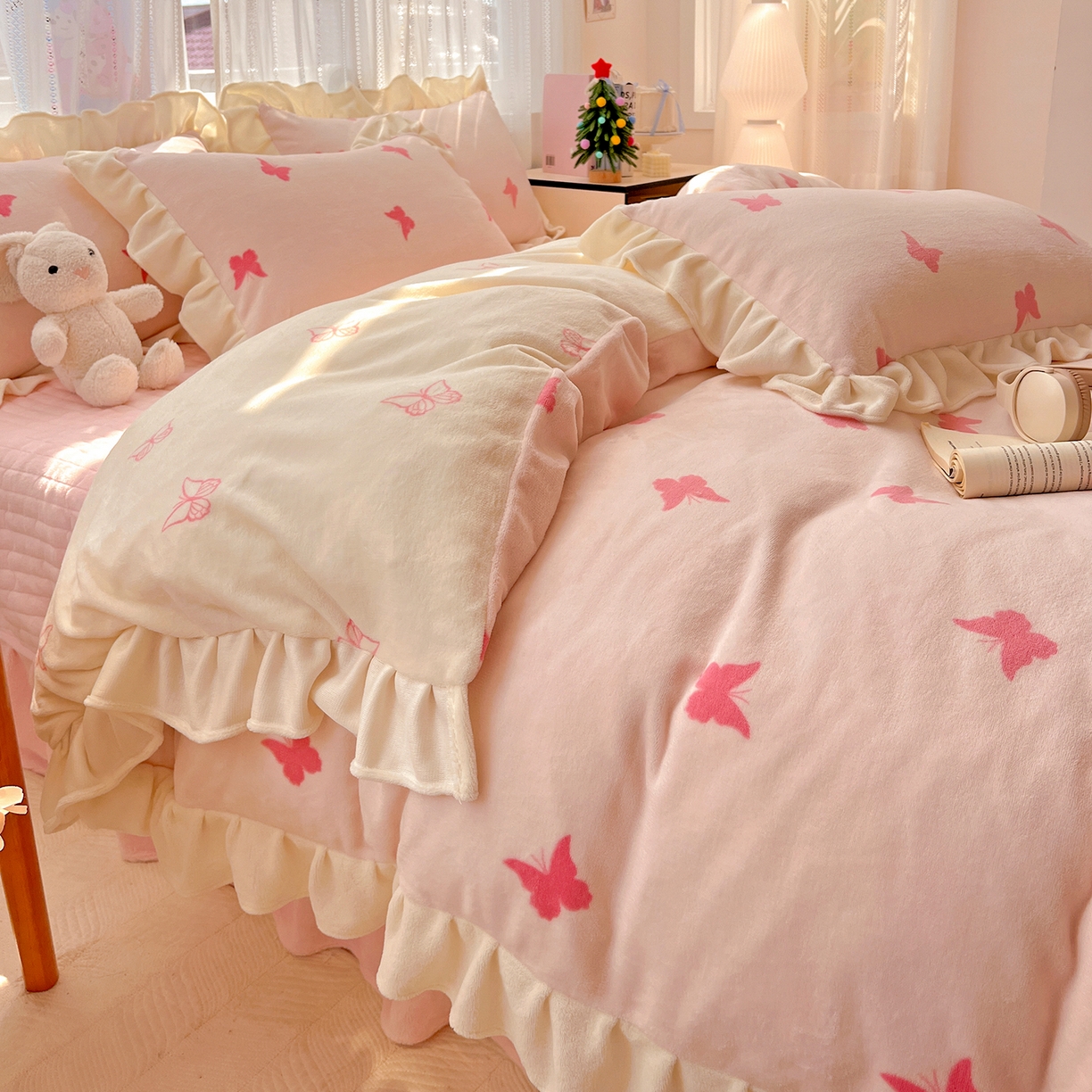 91家纺网 家纺一手货源 找家纺 麦朵家居 2025新款10斤重床盖款花边牛奶绒四件套雕花绒法莱绒四件套兔兔绒四件套床三件套 梦蝶-粉