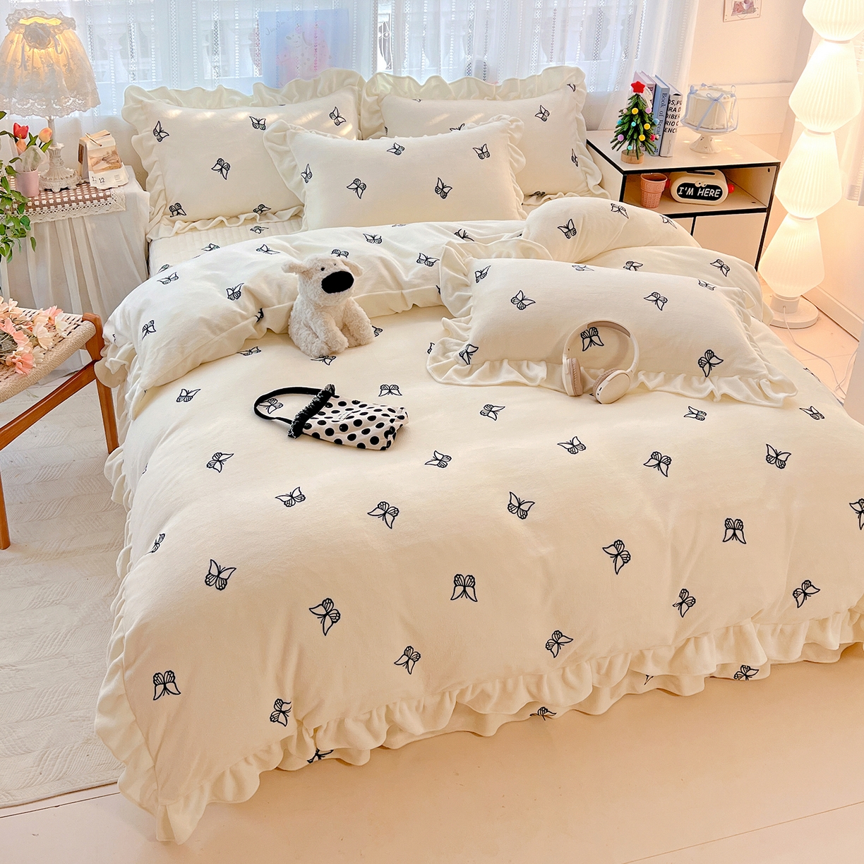 91家纺网 家纺一手货源 找家纺 麦朵家居 2025新款10斤重床盖款花边牛奶绒四件套雕花绒法莱绒四件套兔兔绒四件套床三件套 梦蝶-奶白