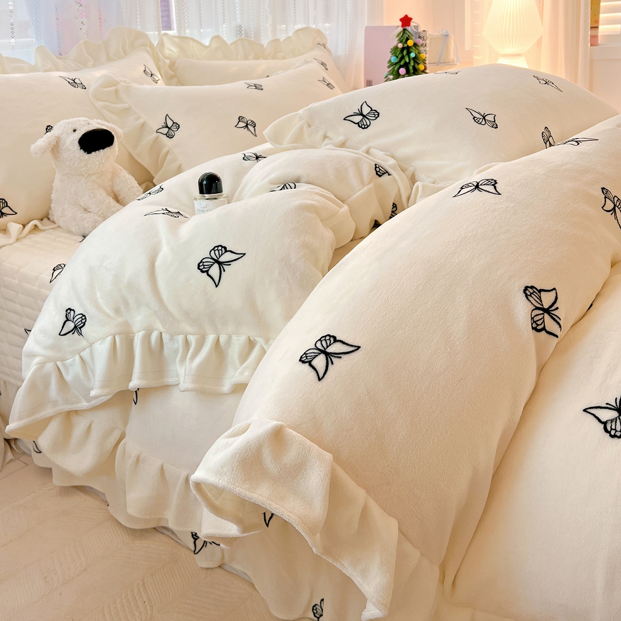 91家纺网 家纺一手货源 找家纺 麦朵家居 2025新款10斤重床盖款花边牛奶绒四件套雕花绒法莱绒四件套兔兔绒四件套床三件套 梦蝶-奶白