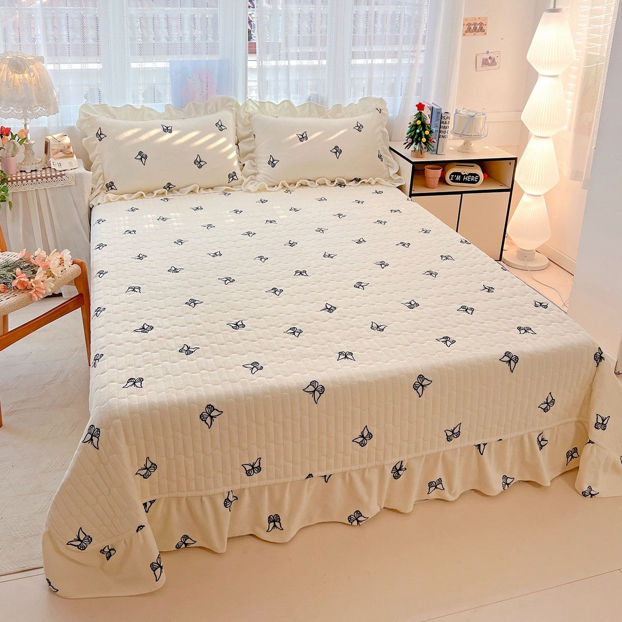 91家纺网 家纺一手货源 找家纺 麦朵家居 2025新款10斤重床盖款花边牛奶绒四件套雕花绒法莱绒四件套兔兔绒四件套床三件套 梦蝶-奶白