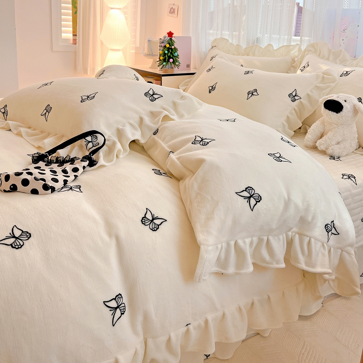 91家纺网 家纺一手货源 找家纺 麦朵家居 2025新款10斤重床盖款花边牛奶绒四件套雕花绒法莱绒四件套兔兔绒四件套床三件套 梦蝶-奶白