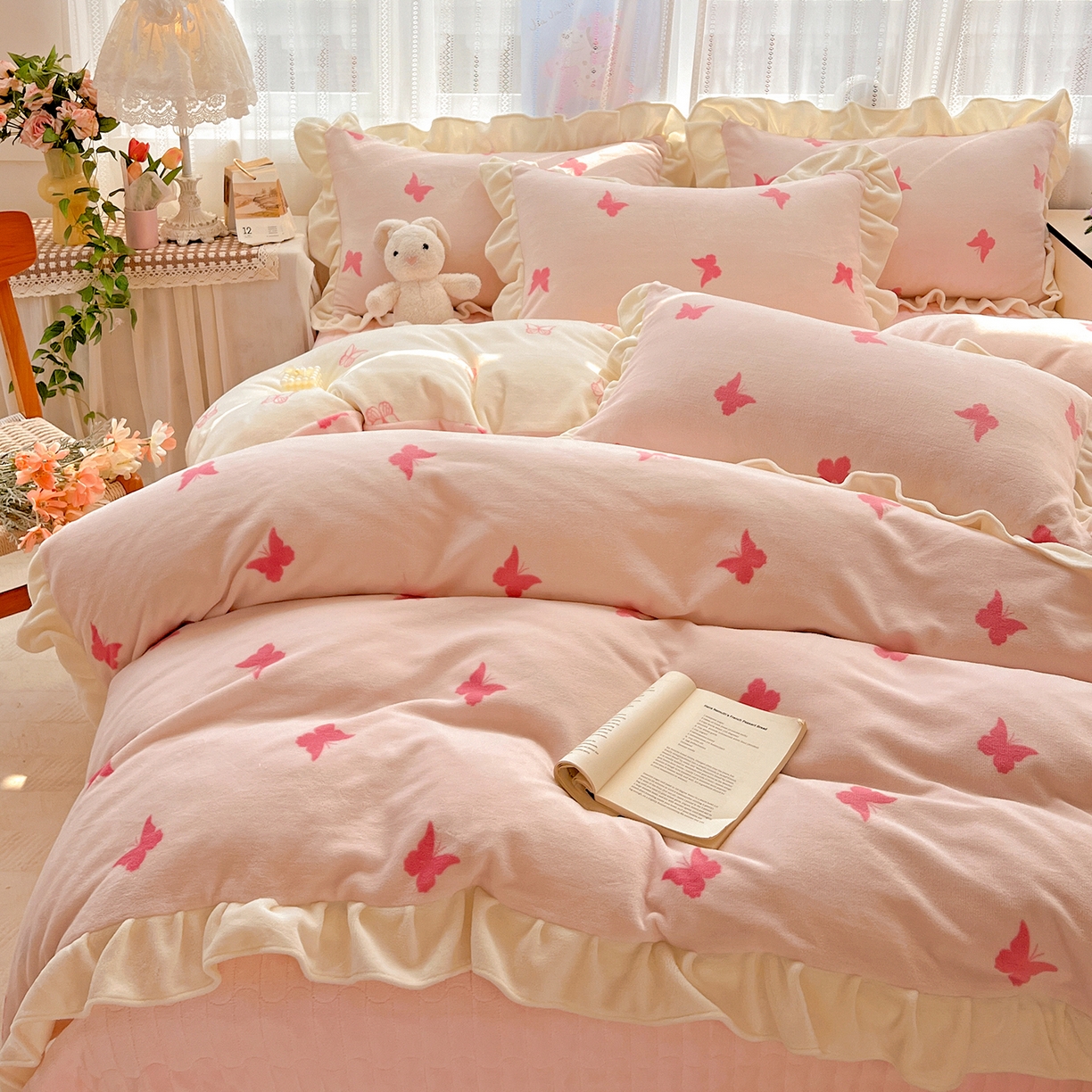 91家纺网 家纺一手货源 找家纺 麦朵家居 2025新款10斤重床盖款花边牛奶绒四件套雕花绒法莱绒四件套兔兔绒四件套床三件套 梦蝶-粉