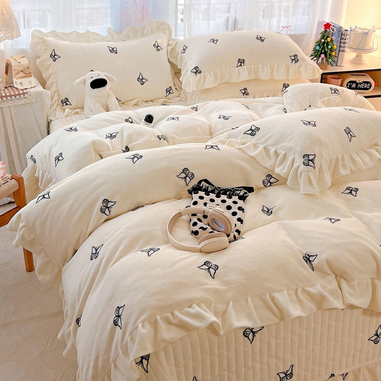 91家纺网 家纺一手货源 找家纺 麦朵家居 2025新款10斤重床盖款花边牛奶绒四件套雕花绒法莱绒四件套兔兔绒四件套床三件套 梦蝶-奶白