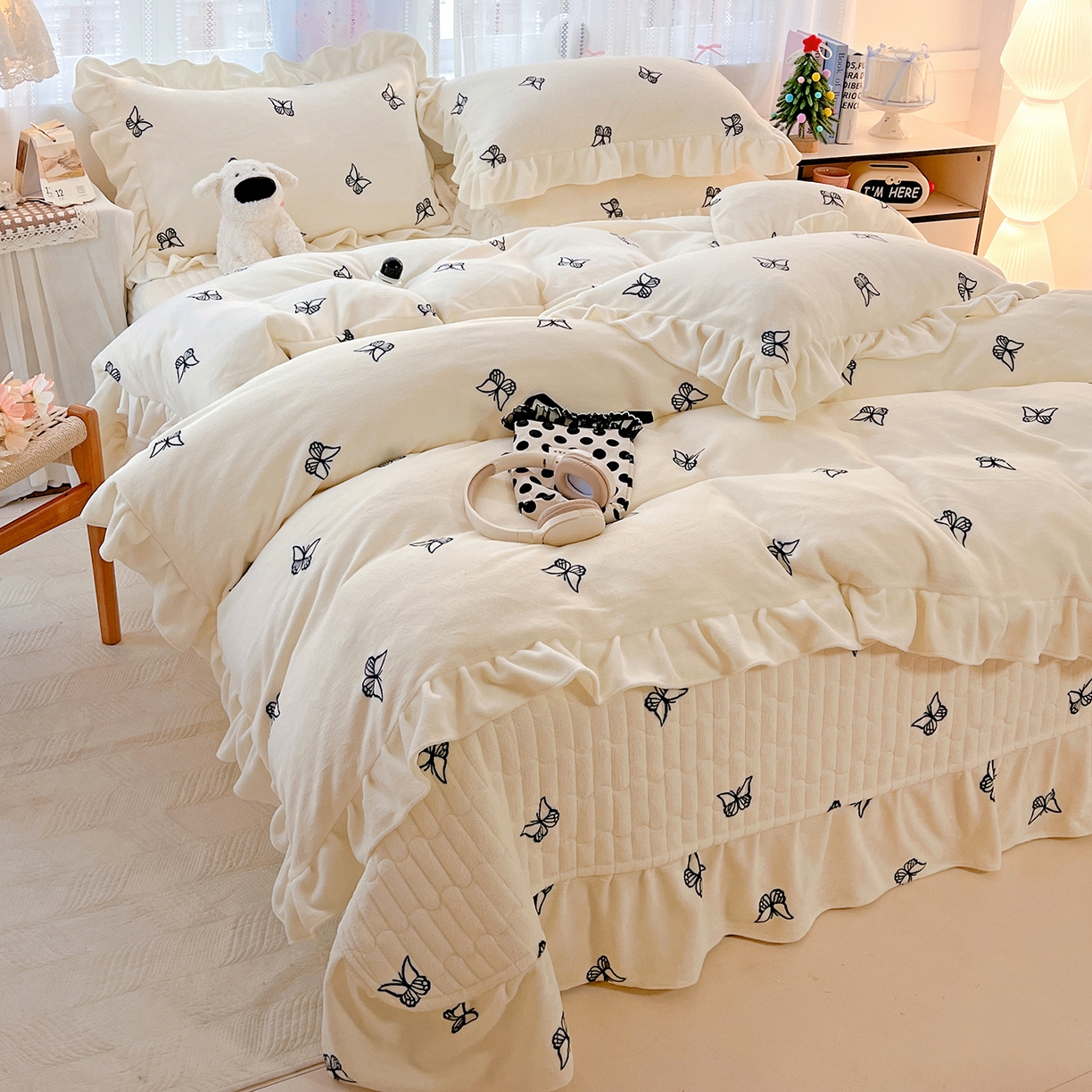 91家纺网 家纺一手货源 找家纺 麦朵家居 2025新款10斤重床盖款花边牛奶绒四件套雕花绒法莱绒四件套兔兔绒四件套床三件套 梦蝶-奶白