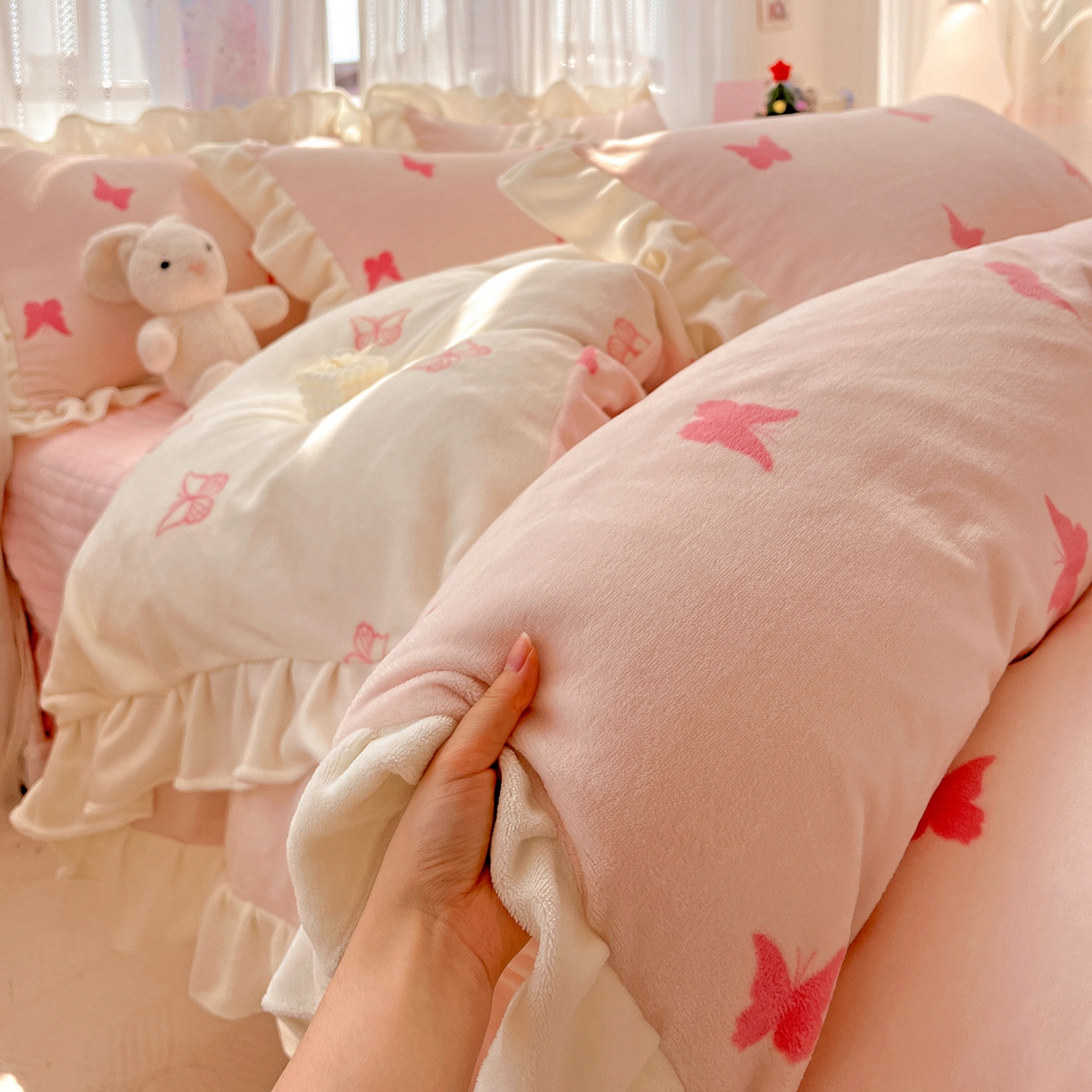 91家纺网 家纺一手货源 找家纺 麦朵家居 2025新款10斤重床盖款花边牛奶绒四件套雕花绒法莱绒四件套兔兔绒四件套床三件套 梦蝶-粉