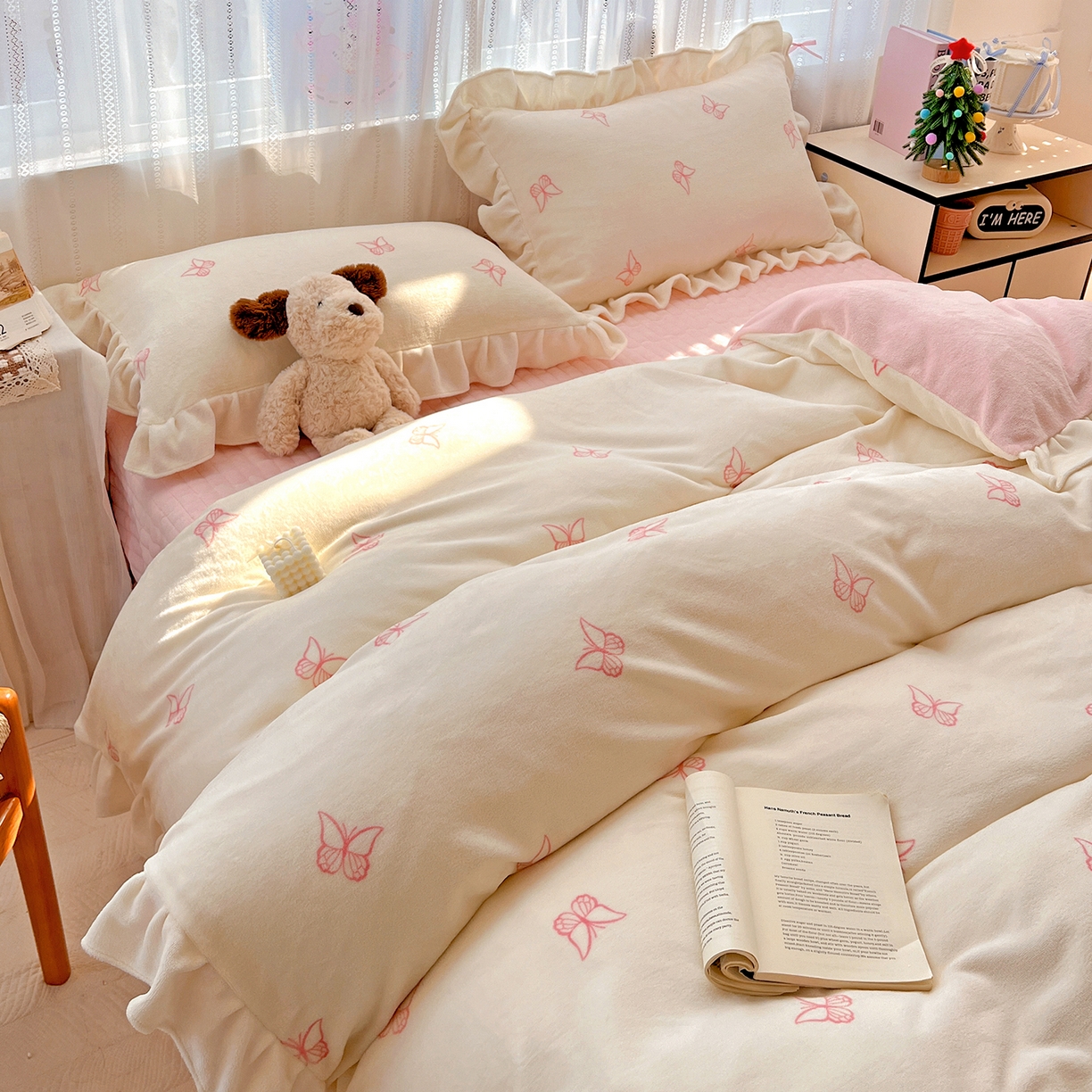 91家纺网 家纺一手货源 找家纺 麦朵家居 2025新款10斤重床盖款花边牛奶绒四件套雕花绒法莱绒四件套兔兔绒四件套床三件套 梦蝶-白粉