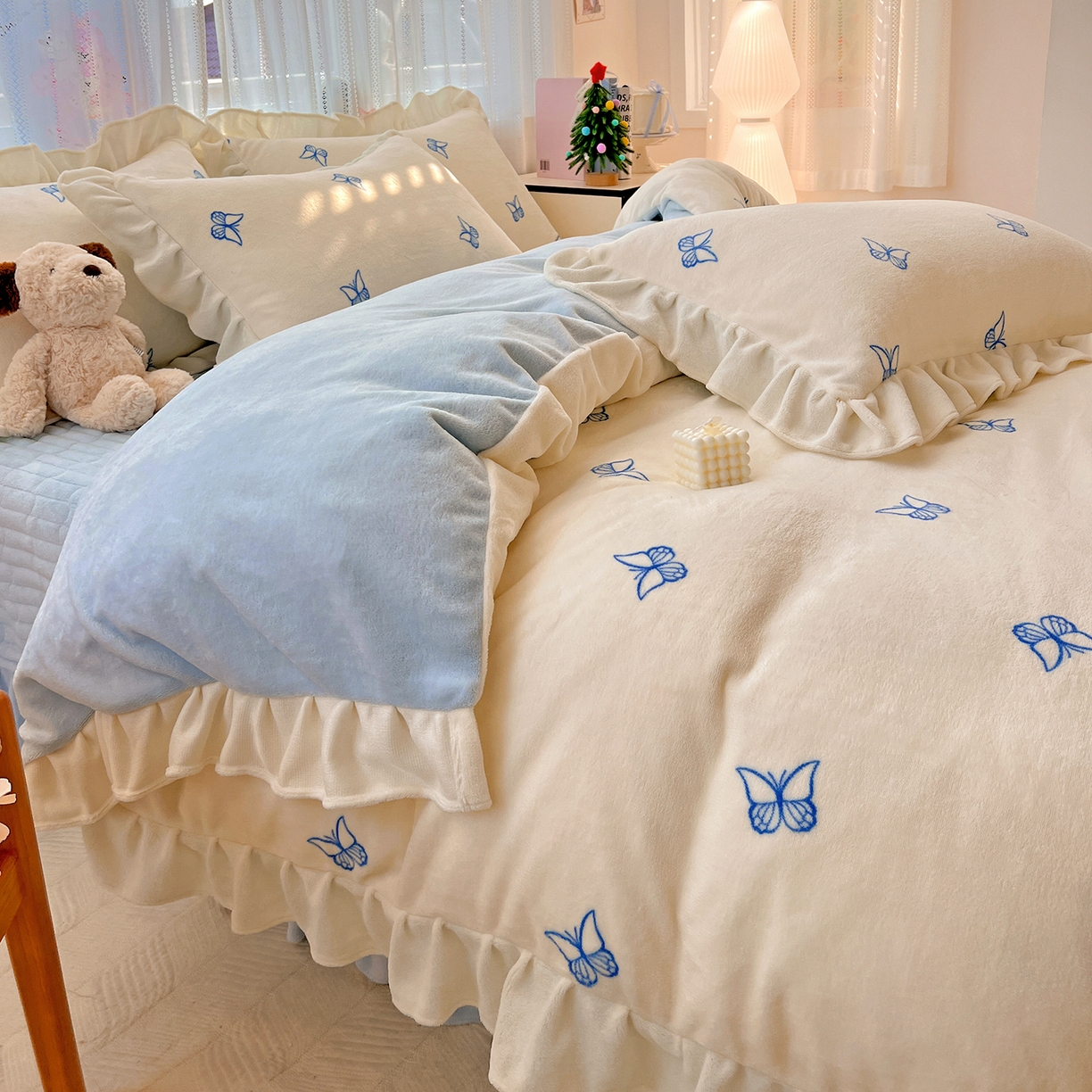 91家纺网 家纺一手货源 找家纺 麦朵家居 2025新款10斤重床盖款花边牛奶绒四件套雕花绒法莱绒四件套兔兔绒四件套床三件套 梦蝶-白蓝