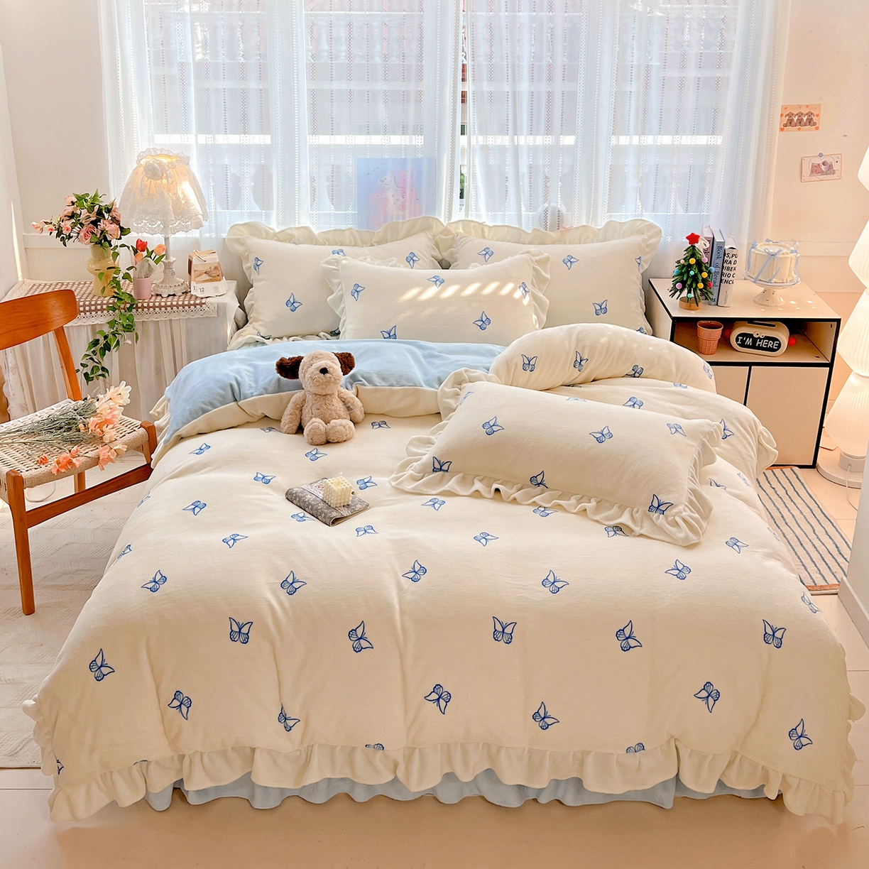 91家纺网 家纺一手货源 找家纺 麦朵家居 2025新款10斤重床盖款花边牛奶绒四件套雕花绒法莱绒四件套兔兔绒四件套床三件套 梦蝶-白蓝