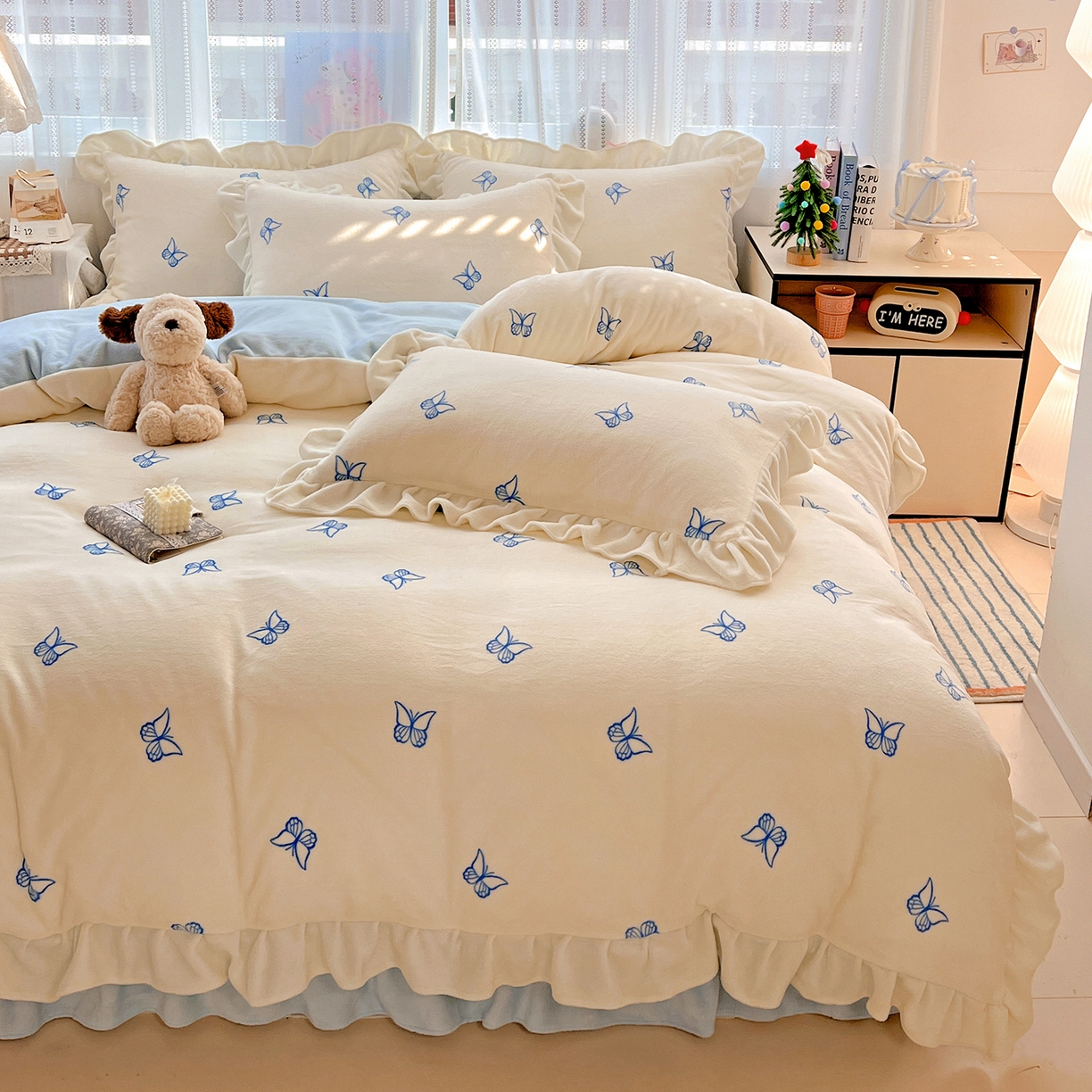 91家纺网 家纺一手货源 找家纺 麦朵家居 2025新款10斤重床盖款花边牛奶绒四件套雕花绒法莱绒四件套兔兔绒四件套床三件套 梦蝶-白蓝