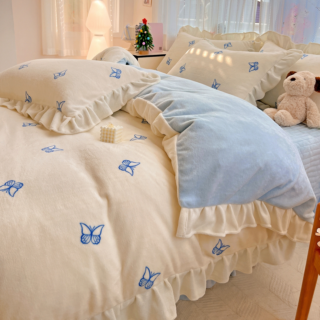 91家纺网 家纺一手货源 找家纺 麦朵家居 2025新款10斤重床盖款花边牛奶绒四件套雕花绒法莱绒四件套兔兔绒四件套床三件套 梦蝶-白蓝