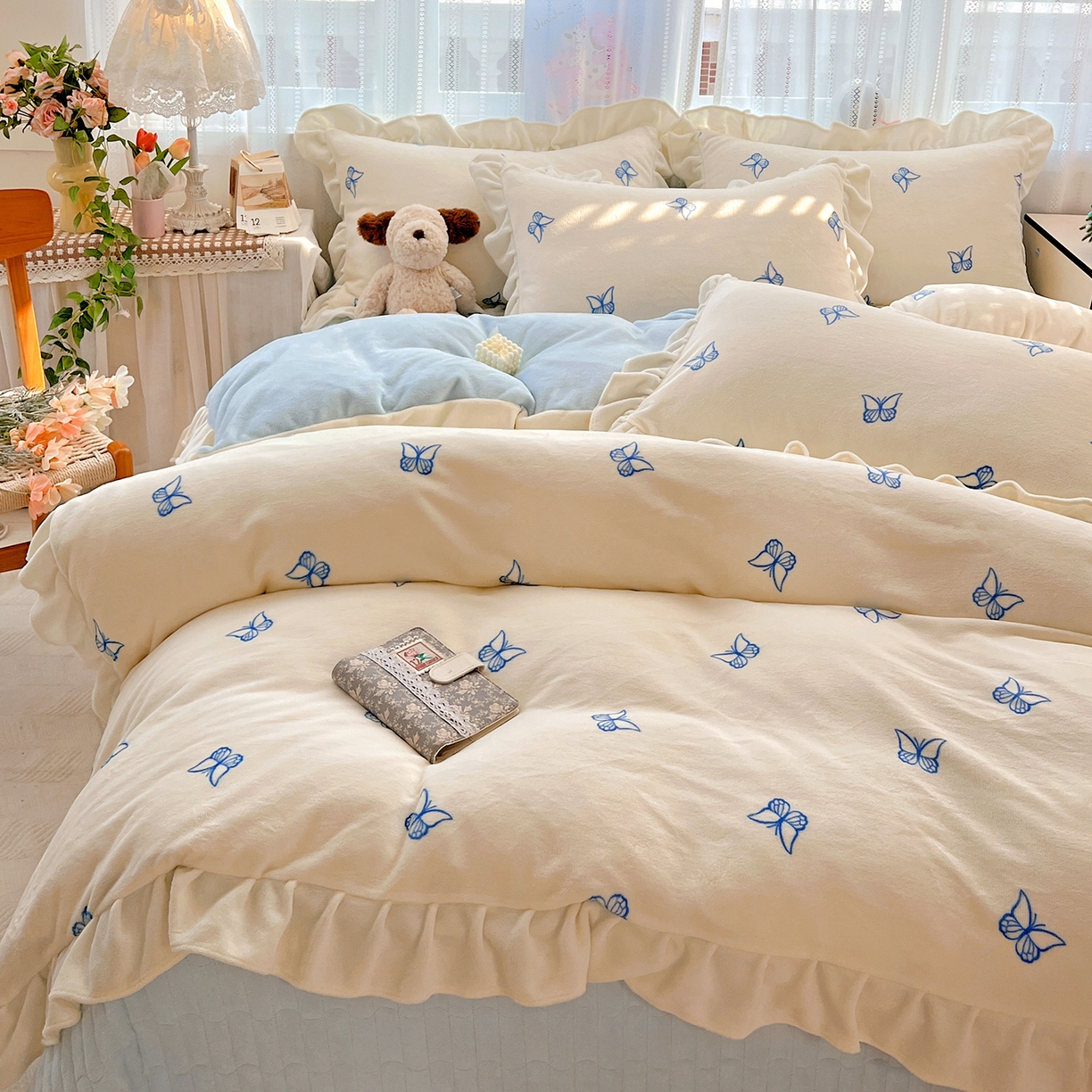 91家纺网 家纺一手货源 找家纺 麦朵家居 2025新款10斤重床盖款花边牛奶绒四件套雕花绒法莱绒四件套兔兔绒四件套床三件套 梦蝶-白蓝