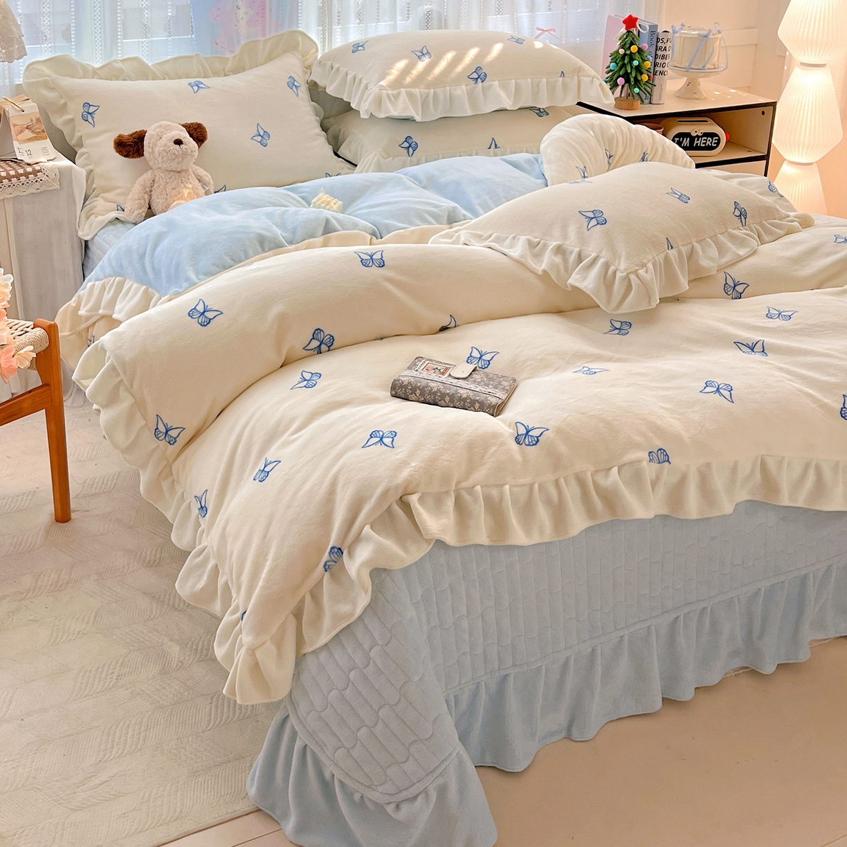 91家纺网 家纺一手货源 找家纺 麦朵家居 2025新款10斤重床盖款花边牛奶绒四件套雕花绒法莱绒四件套兔兔绒四件套床三件套 梦蝶-白蓝