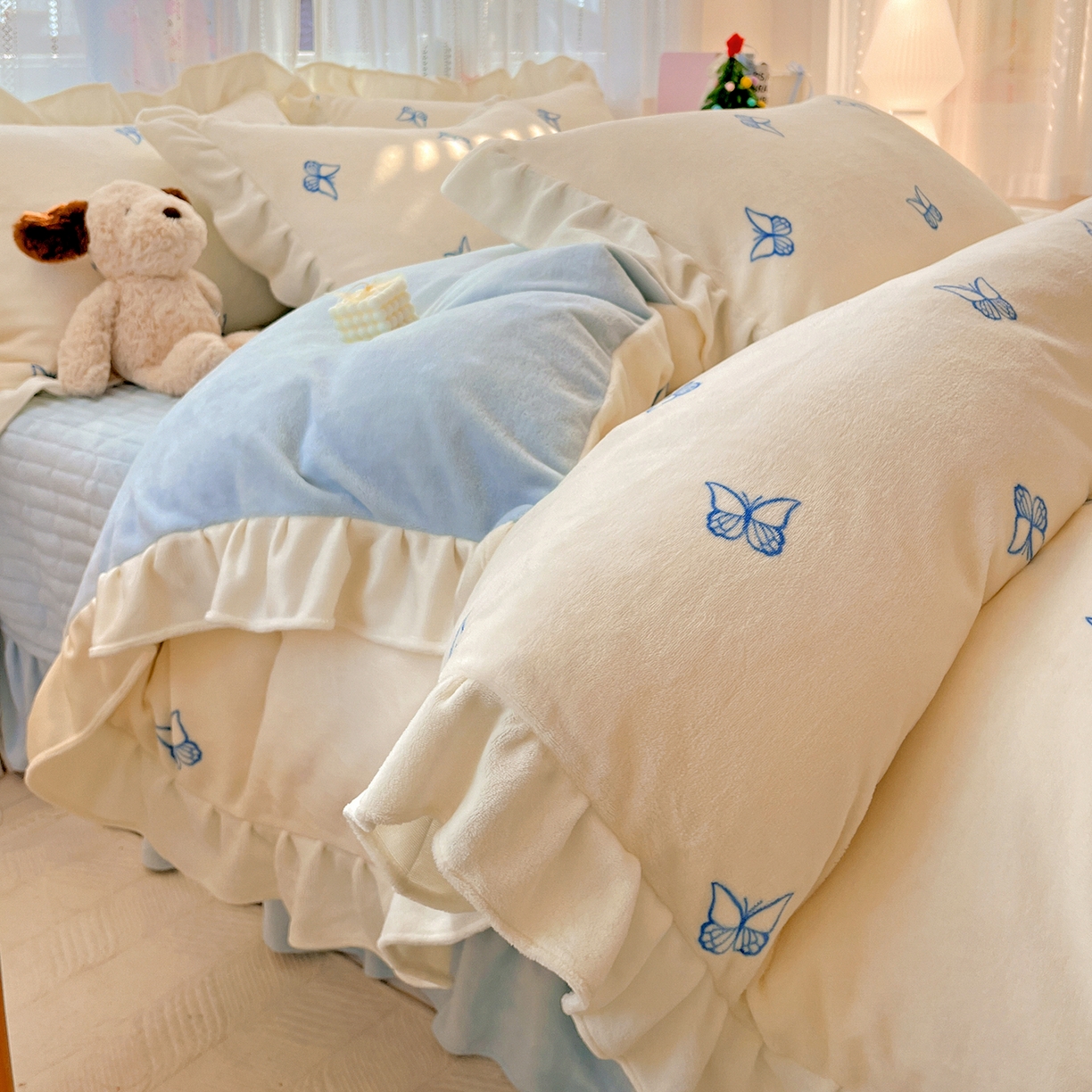 91家纺网 家纺一手货源 找家纺 麦朵家居 2025新款10斤重床盖款花边牛奶绒四件套雕花绒法莱绒四件套兔兔绒四件套床三件套 梦蝶-白蓝