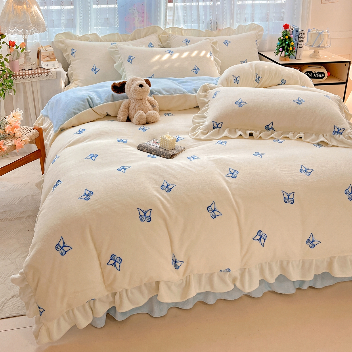 91家纺网 家纺一手货源 找家纺 麦朵家居 2025新款10斤重床盖款花边牛奶绒四件套雕花绒法莱绒四件套兔兔绒四件套床三件套 梦蝶-白蓝