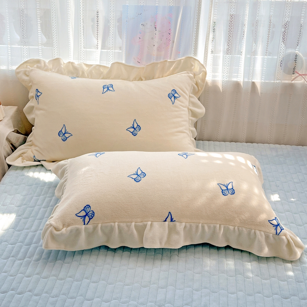 91家纺网 家纺一手货源 找家纺 麦朵家居 2025新款10斤重床盖款花边牛奶绒四件套雕花绒法莱绒四件套兔兔绒四件套床三件套 梦蝶-白蓝