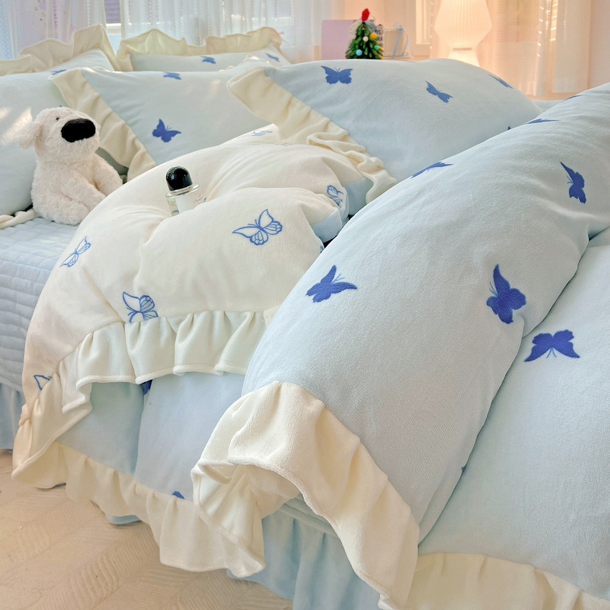 91家纺网 家纺一手货源 找家纺 麦朵家居 2025新款10斤重床盖款花边牛奶绒四件套雕花绒法莱绒四件套兔兔绒四件套床三件套 梦蝶-蓝