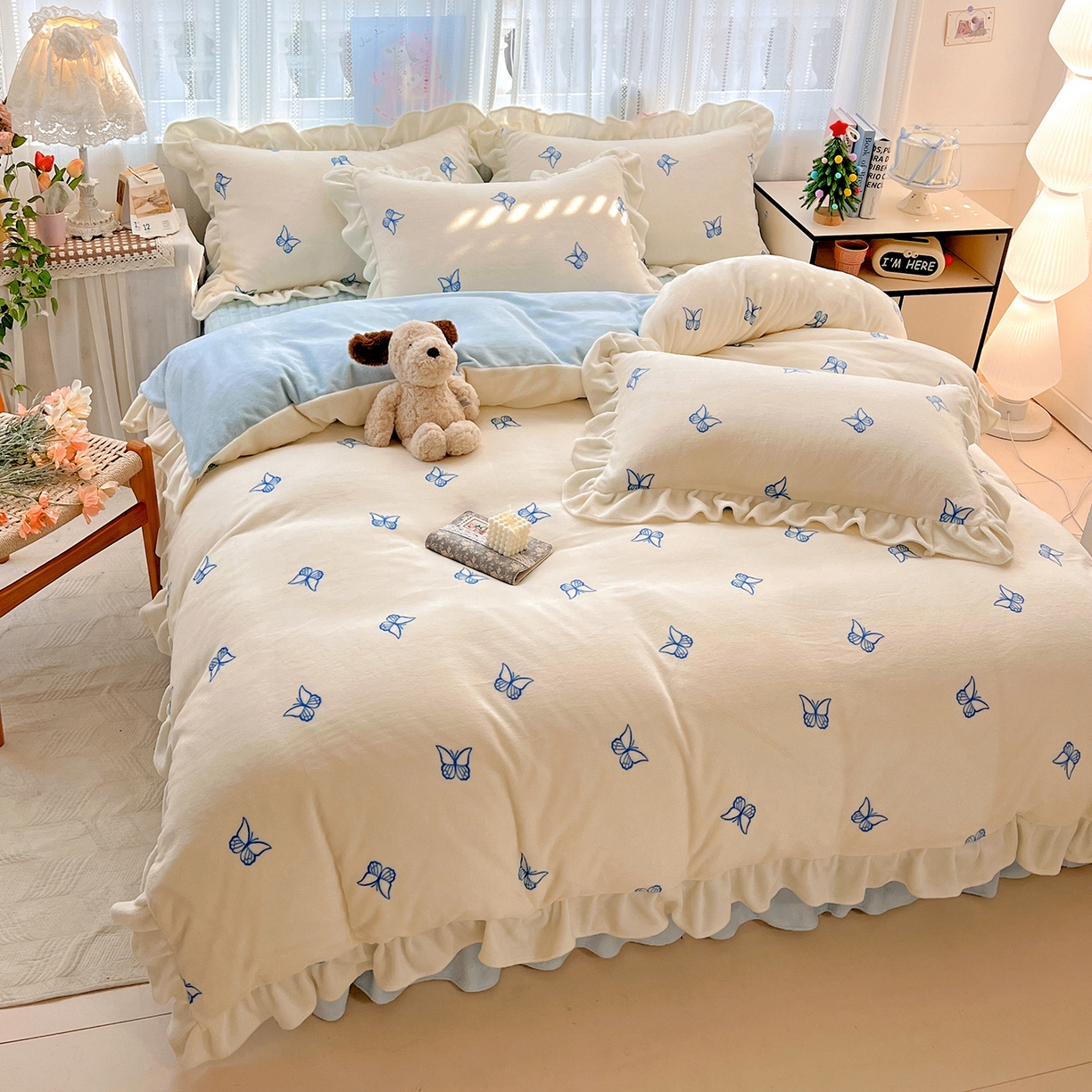 91家纺网 家纺一手货源 找家纺 麦朵家居 2025新款10斤重床盖款花边牛奶绒四件套雕花绒法莱绒四件套兔兔绒四件套床三件套 梦蝶-白蓝