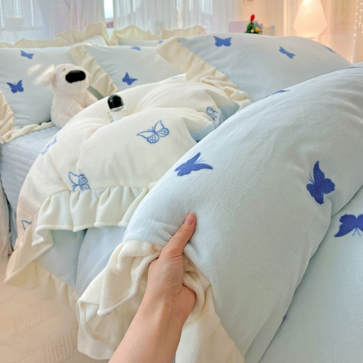 91家纺网 家纺一手货源 找家纺 麦朵家居 2025新款10斤重床盖款花边牛奶绒四件套雕花绒法莱绒四件套兔兔绒四件套床三件套 梦蝶-蓝