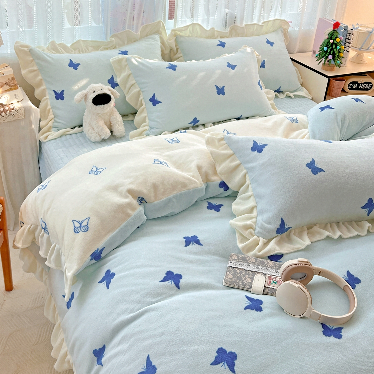 91家纺网 家纺一手货源 找家纺 麦朵家居 2025新款10斤重床盖款花边牛奶绒四件套雕花绒法莱绒四件套兔兔绒四件套床三件套 梦蝶-蓝