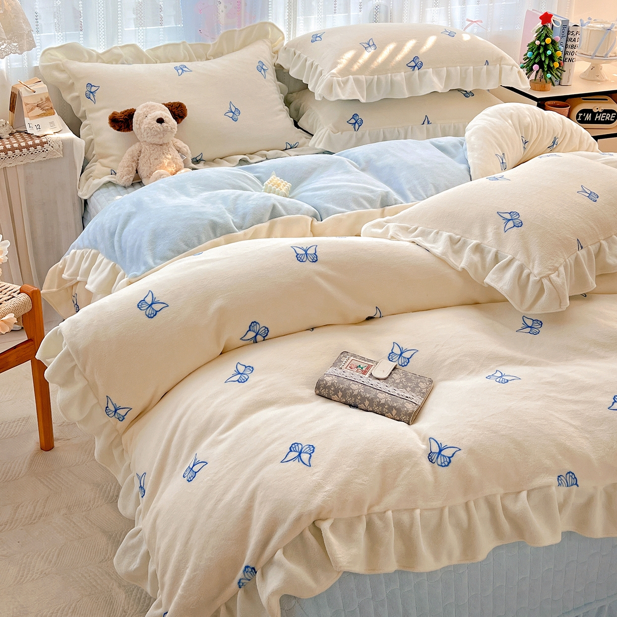 91家纺网 家纺一手货源 找家纺 麦朵家居 2025新款10斤重床盖款花边牛奶绒四件套雕花绒法莱绒四件套兔兔绒四件套床三件套 梦蝶-白蓝