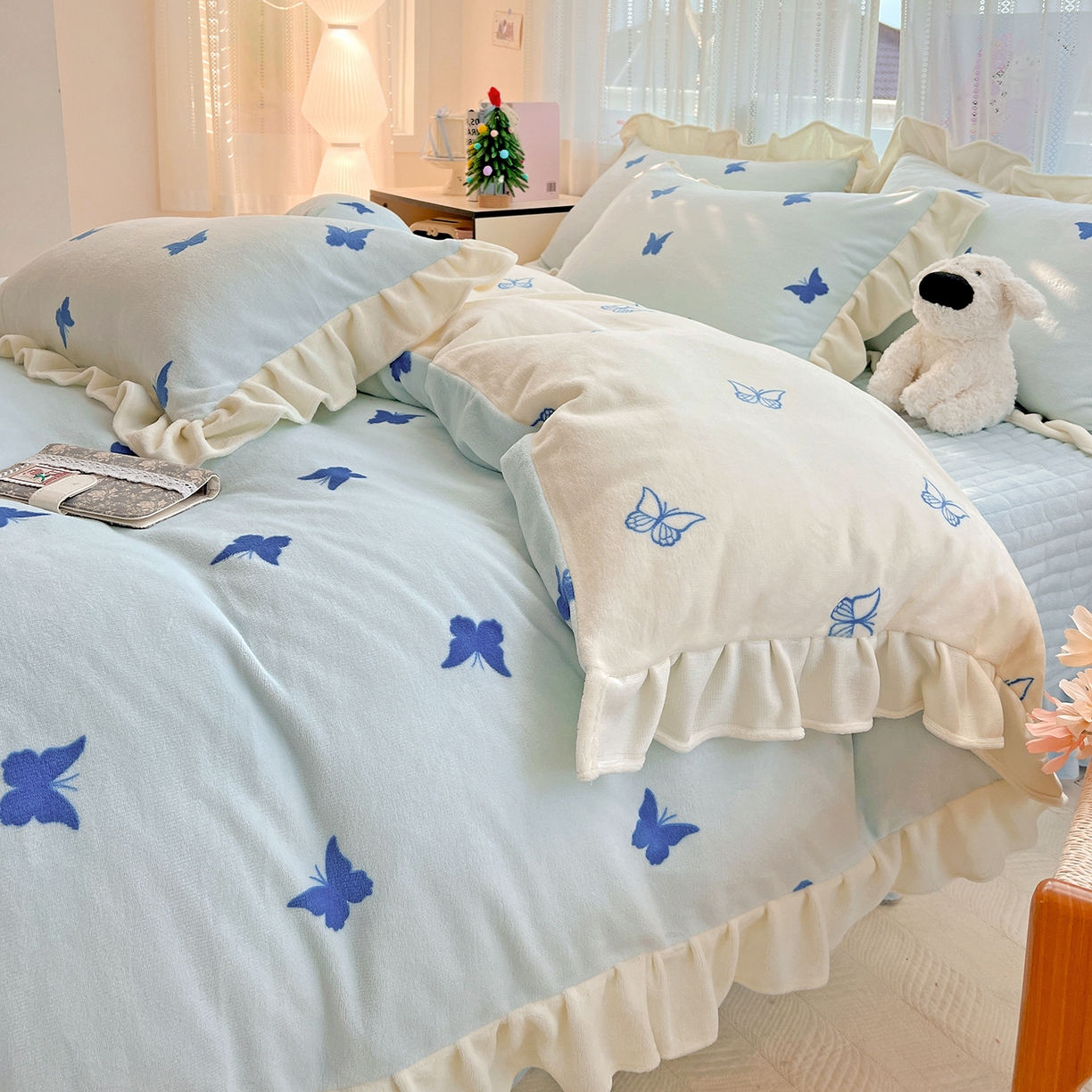 91家纺网 家纺一手货源 找家纺 麦朵家居 2025新款10斤重床盖款花边牛奶绒四件套雕花绒法莱绒四件套兔兔绒四件套床三件套 梦蝶-蓝