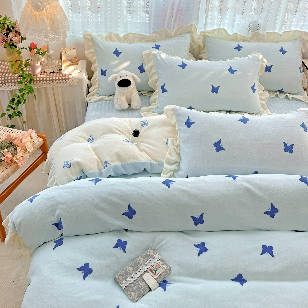 91家纺网 家纺一手货源 找家纺 麦朵家居 2025新款10斤重床盖款花边牛奶绒四件套雕花绒法莱绒四件套兔兔绒四件套床三件套 梦蝶-蓝