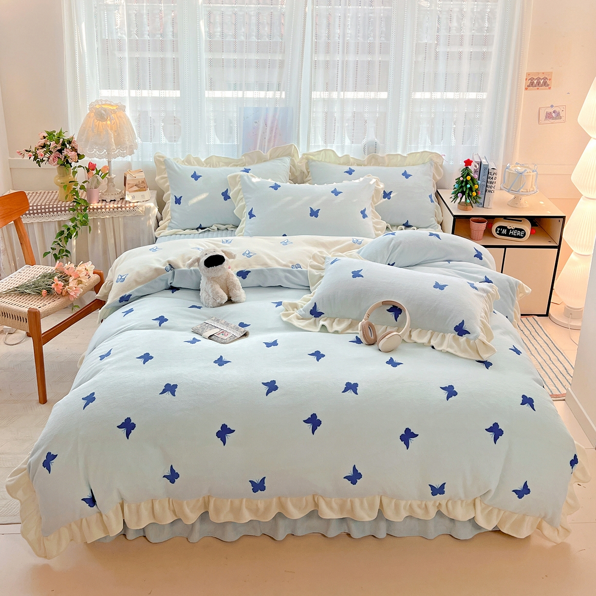 91家纺网 家纺一手货源 找家纺 麦朵家居 2025新款10斤重床盖款花边牛奶绒四件套雕花绒法莱绒四件套兔兔绒四件套床三件套 梦蝶-蓝